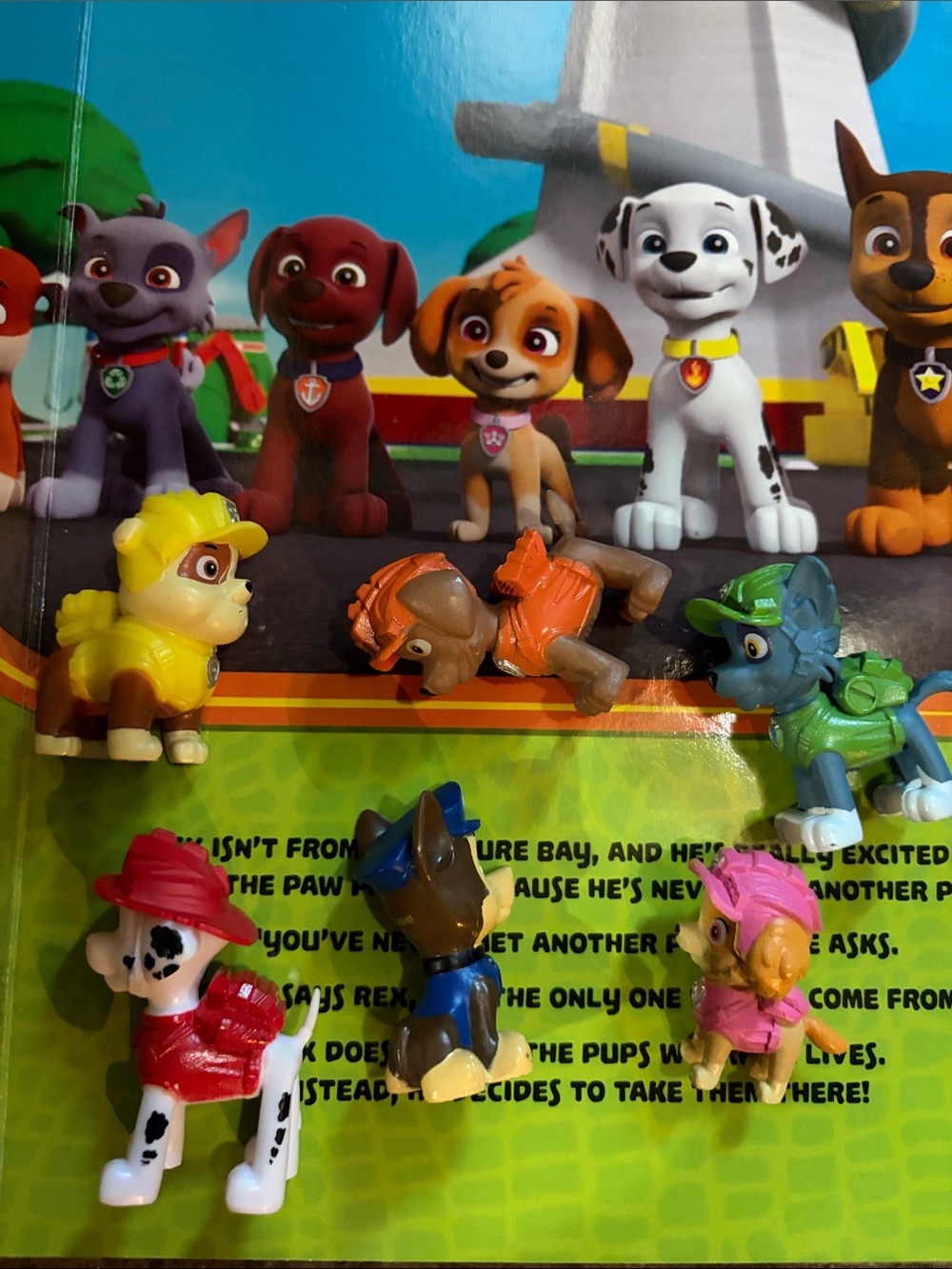 Paw Patrol Dino Rescue Story book with 6 figurines imaginary play